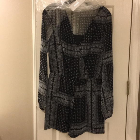 BCBG Romper Black and white Handkerchief pattern - Picture 6 of 8